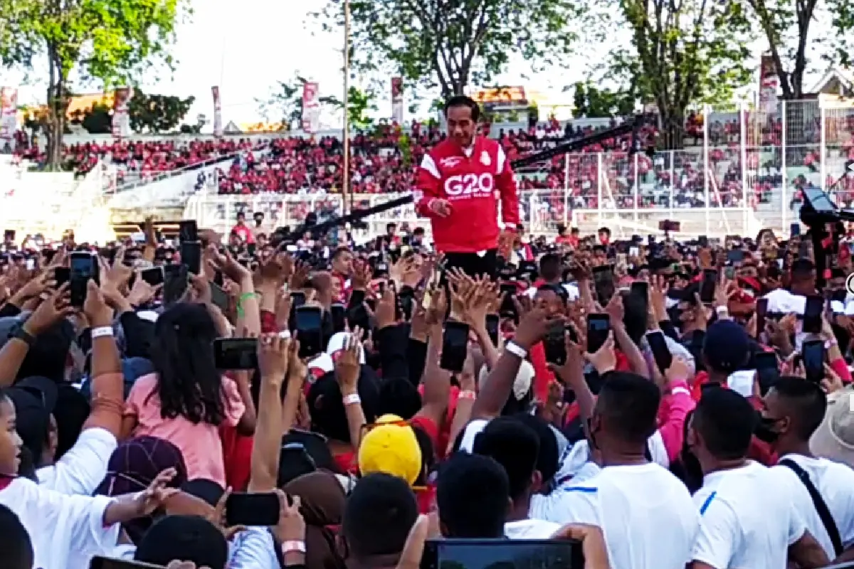 Jokowi di acara relawan Sapu Lidi Jatim di Stadion Gelora 10 November, Tambaksari Surabaya, Minggu (21/8/2022). (Dian Kurniawan/Liputan6.com)