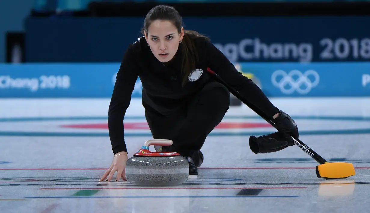 Atlet Curling Rusia Anastasia Bryzgalova saat bertanding dalam Olimpiade Musim Dingin 2018 di Gangneung, Korea Selatan (12/2). (AFP Photo / Wang Zhao)
