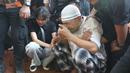 Suami mendiang Mpok Alpa, Aji Darmaji, terlihat sangat berduka menyaksikan jenazah istrinya dimakamkan. (KapanLagi.com/Budy Santoso)