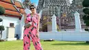 Seperti potret ini, Tyas mengenakan set sleeveless top dan loose pants berwarna pink dengan motif bintang rilisan Calla The Label x Andien Aisyah. [Instagram/tyasmirasih]