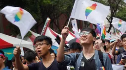 Keputusan MK Taiwan yang melegalkan pernikahan sejenis menjadi secercah harapan baru bagi aktivis yang selama ini berjuang untuk menemukan kesetaraan bagi warga lesbian, gay, biseksual, dan transgender (LGBT) di Taiwan, Rabu (24/5). (AP Photo/ Chiang Y)