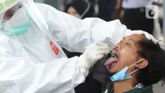 Paramedis mengambil sampel penumpang KRL Commuter Line saat tes swab di Stasiun Bojonggeder, Jawa Barat, Senin (11/05/2020).  Pemkab Bogor  melakukan tes swab  dan rapid test bagi penumpang KRL Commuter Line  dilakukan secara massal. (merdeka.com/Arie Basuki)