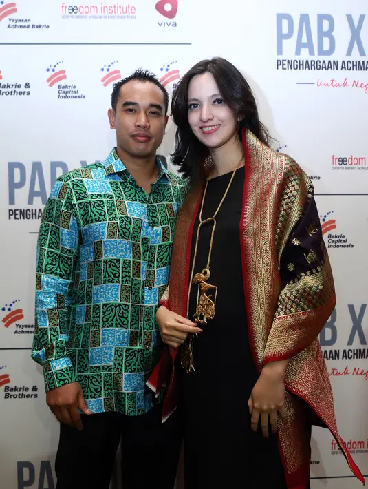 Di temui dalam acara 'Penghargaan Ahmad Bakrie' Djakarta Teater, Menteng, Jakarta Pusat, Jumat (21/8) malam tersebut, Nia Rahmadani dan suaminya terlihat bahagia. (Wimbarsana Kewas/Bintang.com)