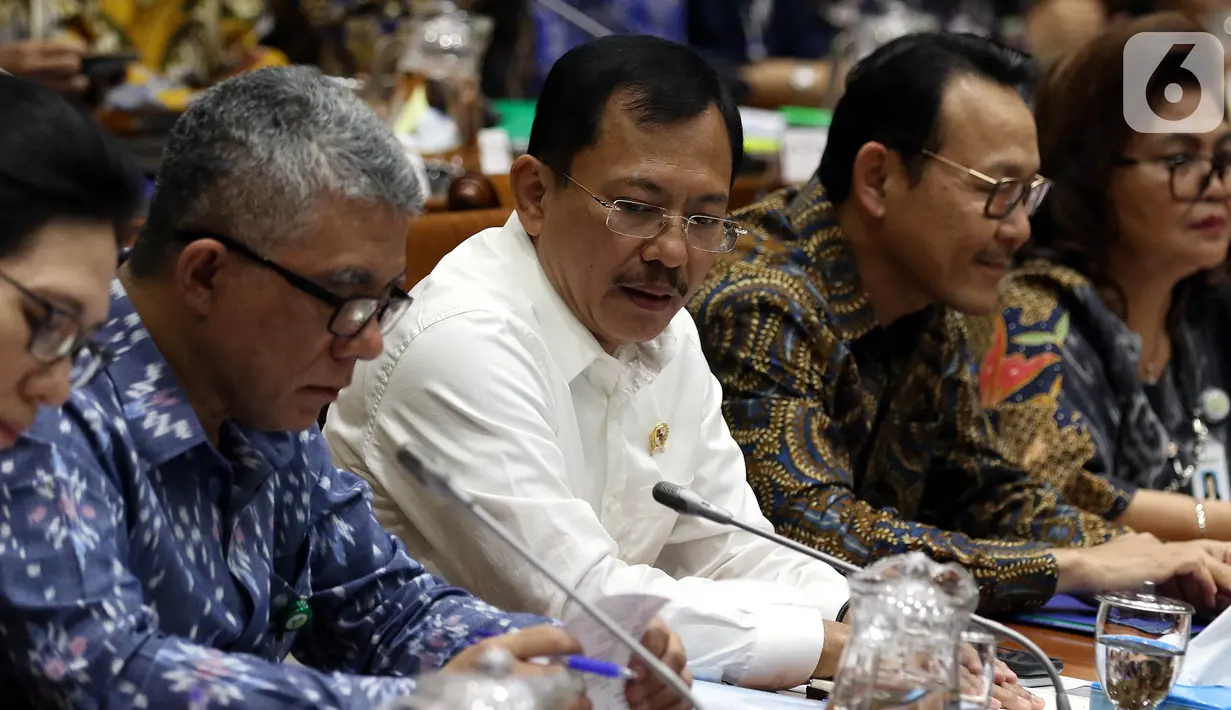Menteri Kesehatan Terawan Agus Putranto (tengah) saat rapat dengar pendapat dengan Komisi IX DPR di Kompleks Parlemen, Jakarta, Selasa (5/11/2019). Rapat membahas polemik kenaikan iuran BPJS Kesehatan. (Liputan6.com/JohanTallo)