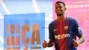 Bek asal Portugal, Nelson Semedo, diperkenalkan sebagai pemain Barcelona di Stadion Camp Nou, Katalonia, Jumat (14/7/2017). Pemain 23 tahun itu didatangkan dari Benfica dengan harga 26,2 juta poundsterling. (AFP/Lluis Gene)