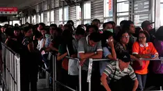 Penumpang bus Transjakarta terlihat mengantre di terminal transit Harmoni, Jakarta, Senin (10/11/2014). (Liputan6.com/Johan Tallo)