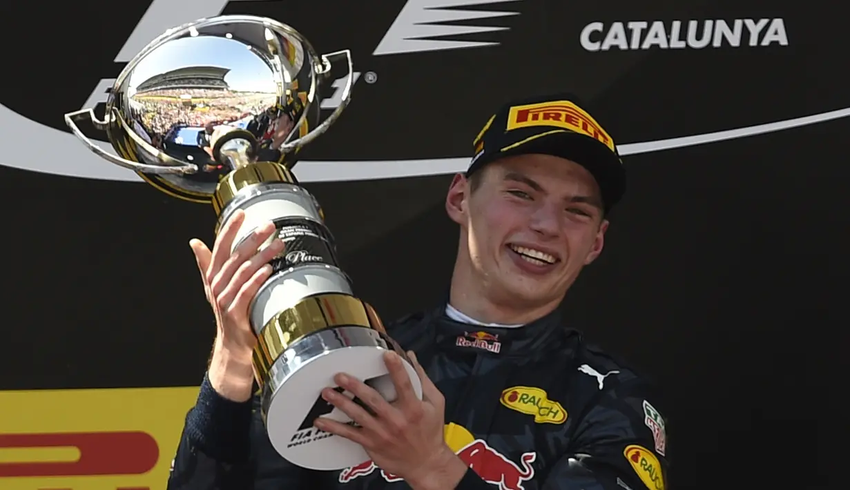 Pebalap Red Bull, Max Verstappen, berpose dengan trofi juara F1 GP Spanyol di Sirkuit Catalunya, Spanyol, Minggu (15/5/2016). Posisi kedua diraih Kimi Raikkonen dan disusul Sebastian Vettel. (AFP/Lluis Gene)