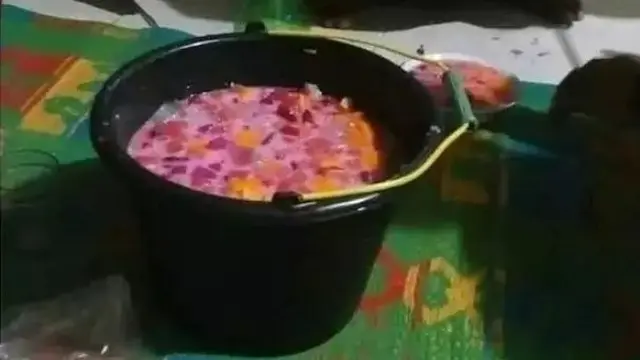 6 Wadah Tempat Minum Es Buah Ini Absurd, Bikin Tepuk Jidat