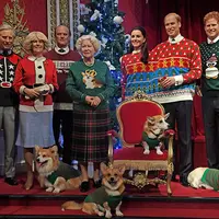 Sweater keluarga kerajaan Inggris ini menurutmu iya banget atau nggak banget? (Via: boredpanda.com)