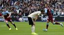 Striker West Ham, Andriy Yarmolenko, merayakan gol yang dicetaknya ke gawang Manchester United pada laga Premier League di Stadion London, London, Minggu (22/9). West Ham menang 2-0 atas MU. (AFP/Ian Kington)