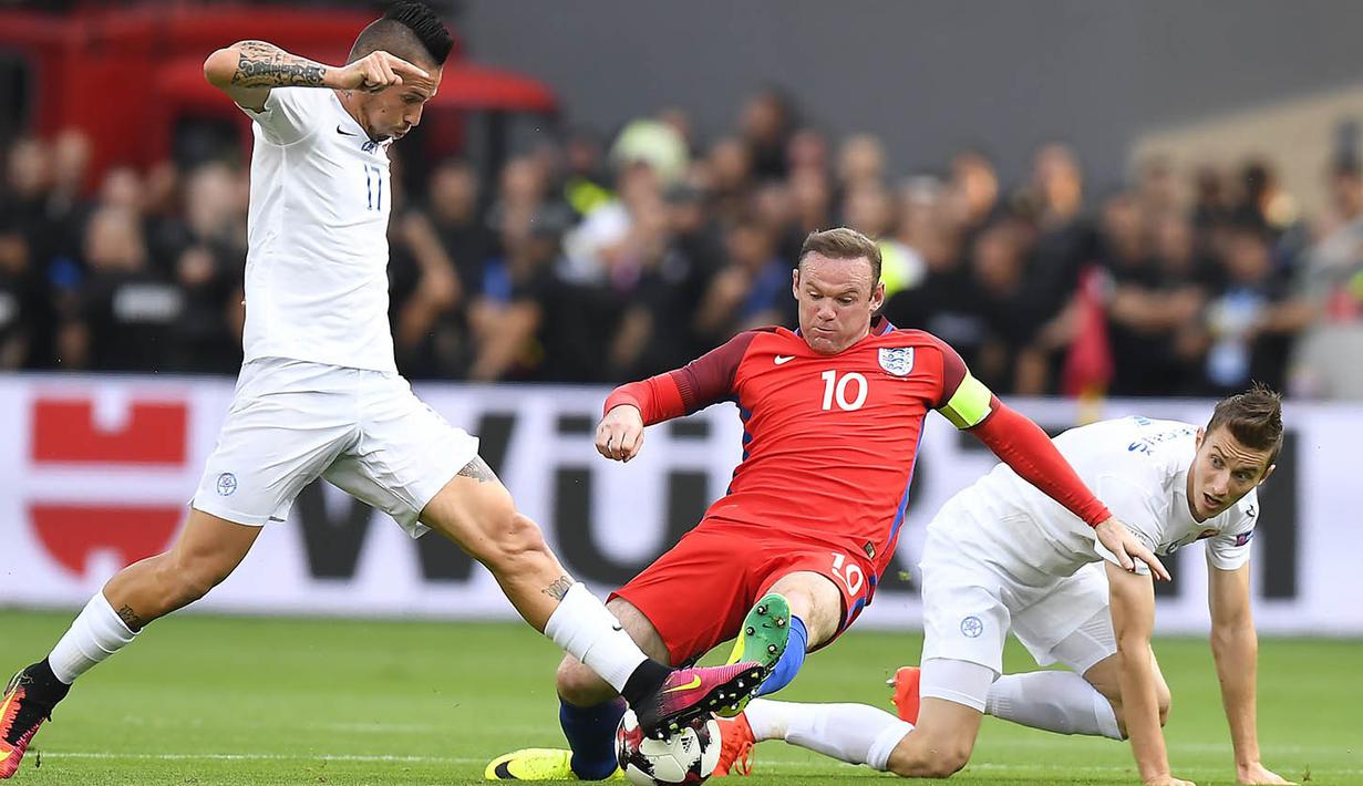 Kapten Inggris, Wayne Rooney, menekel gelandang Slovakia, Marek Hamsik. Pada laga ini Inggris menggunakan formasi 4-3-3, sementara Slovakia menggunakan skema 4-5-1. (AFP/Joe Klamar)