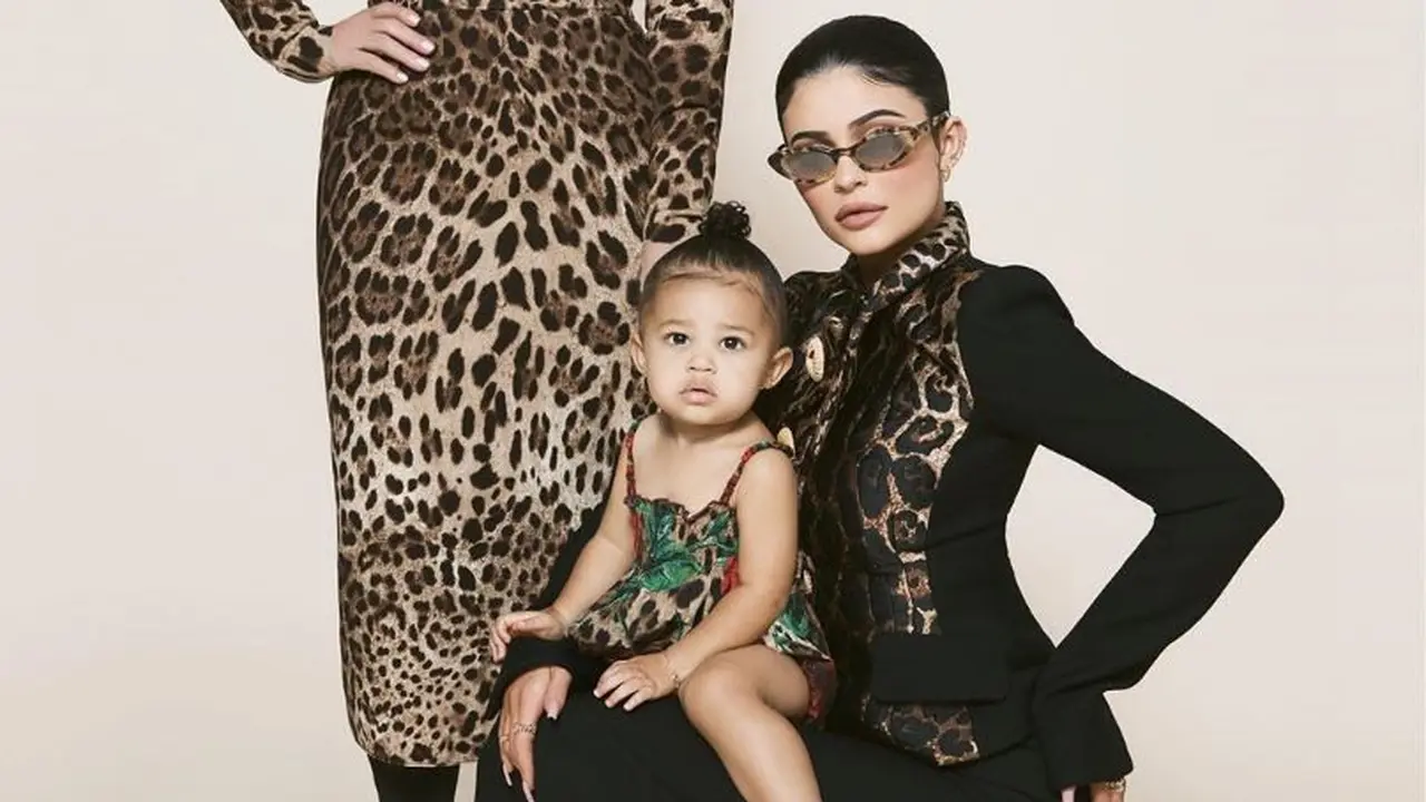 Pose Perdana Putri Kylie Jenner di Sampul Majalah Vogue, Pujian Berdatangan