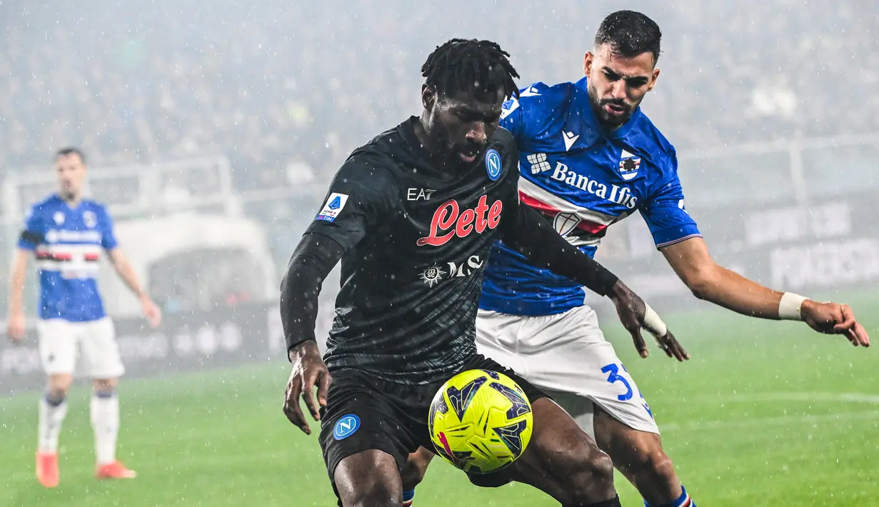 Gelandang Napoli, Andre Zambo Anguissa (kiri) berebut bola dengan striker Sampdoria, Mehdi Leris dalam laga Serie A Liga Italia 2022/2023 di Luigi-Ferraris Stadium, Genoa (8/1/2023). Pemain asal Kamerun yang membela Napoli sejak awal musim 2022/2023 memiliki nilai pasar 38 juta euro atau setara Rp619 miliar. (AFP/Andreas Solaro)