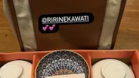 Ririn Ekawati membagikan hampers berisikan mangkuk bermotif lengkap dengan kartu ucapan. Credit: Instagram (@paula_verhoeven)