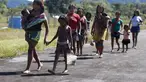 Masyarakat pribumi berjalan untuk melakukan konsultasi medis di Negara Bagian Roraima, Brasil (30/6/2020). Tim medis militer Brasil menyediakan perawatan medis bagi masyarakat pribumi mulai 30 Juni hingga 5 Juli, termasuk tes COVID-19. (Xinhua/Lucio Tavora)