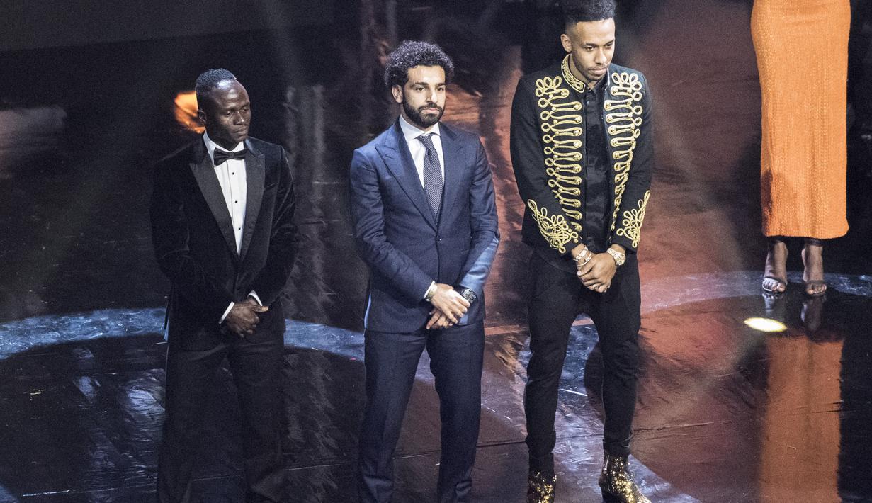 Tiga kandidat  Pemain Terbaik Afrika 2017 Mohammed Salah (tengah), Sadio Mane (kiri) dan Piere-Emerick Aubameyang (kanan) menanti penyerahan trofi pada  CAF awards di Accra International Press Conference, Accra, (4/1/2018).  (AFP/Cristina Aldehuela)