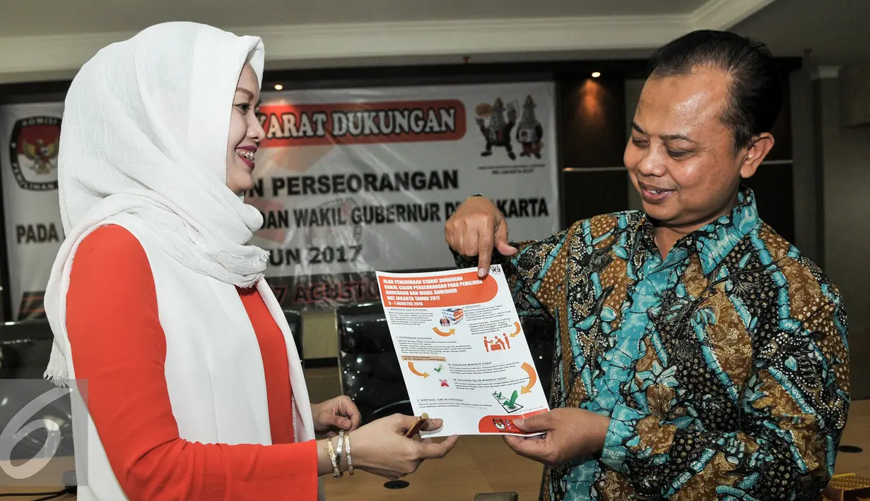 Ketua Komisi Pemilihan Umum Daerah (KPUD) DKI Jakarta, Sumarno menunjukan syarat penerimaan cagub dan cawagub DKI kepada anggota verifikator, Jakarta, Rabu (3/8/). (Liputan6.com/Yoppy Renato)