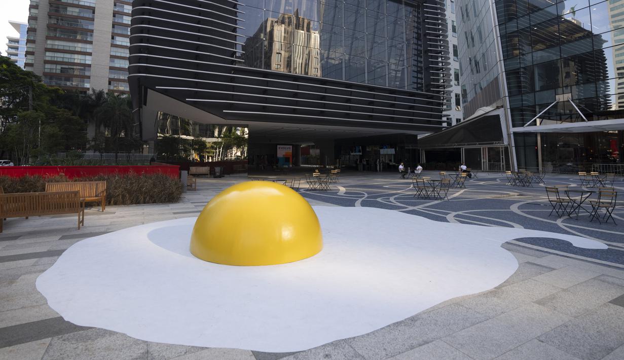 Instalasi seni bertajuk "Art Eggcident", karya seniman Belanda Henk Hofstra, patung telur goreng raksasa, menutupi halaman di luar sebuah gedung komersial di Sao Paulo, Brasil, Rabu, 20 September 2023. (AP Photo/Andre Penner)
