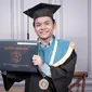 Brilian Putra Amiruddin menjadi wisudawan termuda Institut Teknologi Sepuluh Nopember (ITS) (Dian Kurniawan/Liputan6.com)