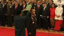 Komjen Pol Idham Azis diambil sumpahnya saat upacara pelantikannya sebagai Kapolri di Istana Negara, Jakarta, Jumat (1/11/2019). Idham Azis dilantik menjadi Kapolri menggantikan Tito Karnavian yang diangkat menjadi Mendagri. (Liputan6.com/Angga Yuniar)