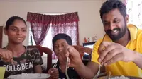 Suami Berhenti Kerja untuk Jadi YouTuber Bersama Istri dengan Membuat Konten Memasak