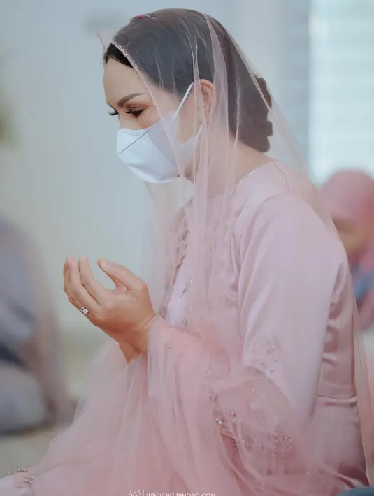 Selain itu Kalina juga memohon maaf kepada pihak yang terlibat ddi acara pernikahannya dengan Vicky yang seharusnya berlangsung hari ini. (Instagram/kalinaoctaranny)