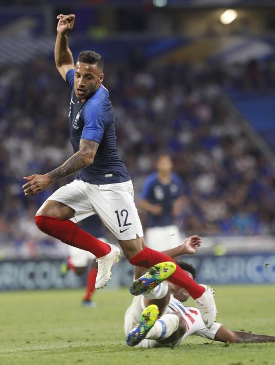 Aksi pemain Prancis, Corentin Tolisso menghidari adangan pemain Amerika Serikat, Weston Mckennie pada laga uji coba di Groupama stadium, Decines, Lyon (9/6/2018). Prancis dan Amerika bermain imbang 1-1. (AP/Laurent Cipriani)