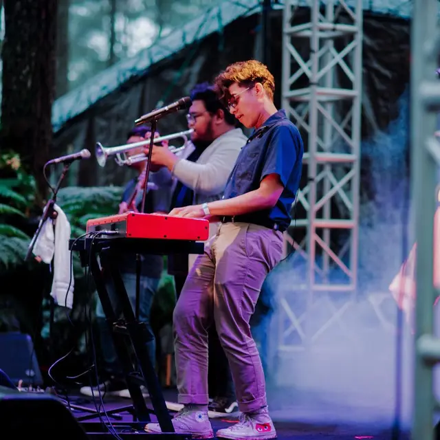 7 Gaya Ardhito Pramono saat di Atas Panggung, Curhatannya Soal Nasib Musisi Viral