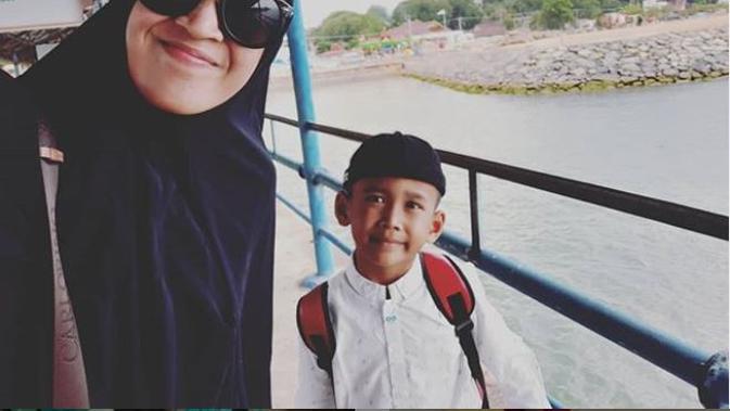 Mantan istri UAS, Mellya Juniarti bersama putranya (Foto: Instagram/@mizyanhadziq)