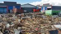 Petugas menyisir puing sisa gempa dan tsunami Palu.