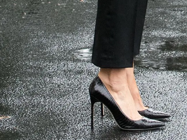 First Lady Melania Trump menggunakan sepatu hak tinggi ke daerah bencana (AFP/Nicholas Kamm)