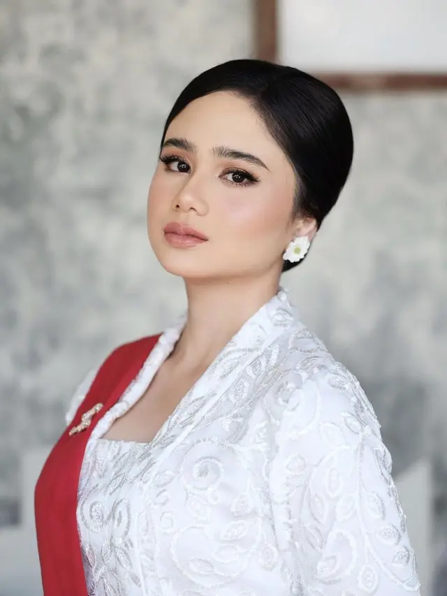 Potret Kebaya Merah Putih Tissa Biani
