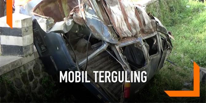 VIDEO: Mobil Rombongan Takziah Terguling, Dua Tewas