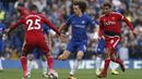Bek Chelsea, David Luiz, berusaha melewati gelandang Watford, Jose Holebas, pada laga Premier League di Stadion Stamford Bridge, London, Sabtu (21/10/2017). Chelsea menang 4-2 atas Watford. (AFP/Ian Kington)
