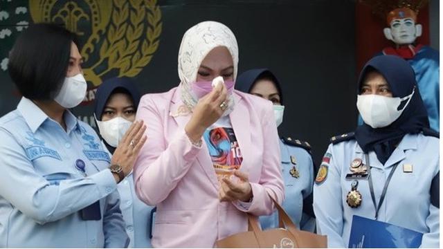 Diwarnai Tangis, Ini 7 Potret Detik-detik Angelina Sondakh Bebas dari Penjara