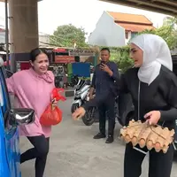 Tingkah Nagita Slavina kerap menarik perhatian. Setelah sebelumnya naik bajaj, kali ini istri Raffi Ahmad itu naik angkot. Meski dikenal dengan julukan Sultan Andara, ia tampak santai naik angkot belanja ke pasar. [Youtube/Rans Entertainment]