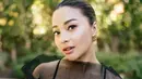 Dengan sheer dress hitam, Nikita Willy bak aktris Hollywood yang pamer baby bump. dipadu dengan bra hitam dan aksesori emas yang simple [@nikitawillyofficial94]