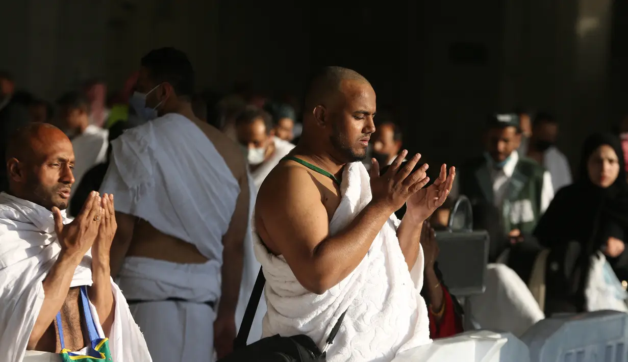 Umat Muslim berdoa selama bulan puasa Ramadhan di sekitar Ka'bah, tempat suci umat Islam, di kompleks Masjidil Haram di kota Saudi Mekah (9/4/2022). Pengumuman tersebut diterbitkan melalui surat Menteri Haji dan Umrah Arab Saudi. (AFP/Abdel Ghani Bashir)