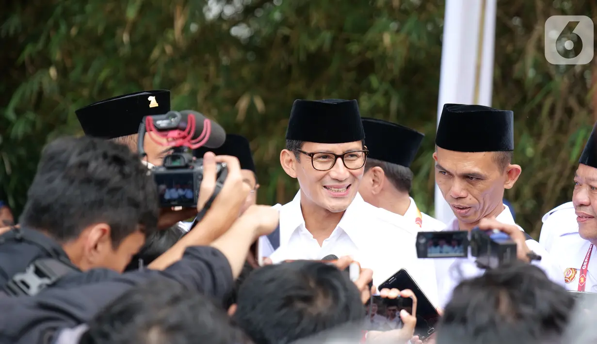 Kader Partai Gerindra, Sandiaga Uno tiba menghadiri Rapimnas dan Apel Kader Partai Gerindra di Hambalang, Kabupaten Bogor, Jawa Barat, Rabu (16/10/2019). Empat agenda Rapimnas tersebut pertama penyampaian gambaran umum sikap politik partai. (Liputan6.com/Herman Zakharia)
