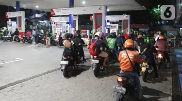 Sejumlah kendaraan mengantre untuk mengisi bahan bakar minyak (BBM) di sebuah SPBU di Jakarta, Kamis (31/3/2022). PT Pertamina (Persero) akan memberlakukan tarif baru BBM jenis Pertamax menjadi Rp 12.500 pada 1 April 2022. (Liputan6.com/Herman Zakharia)