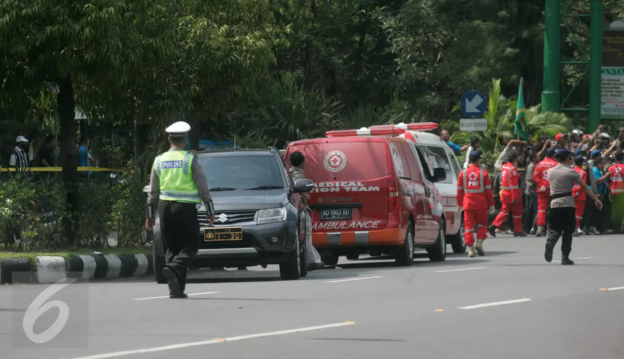 Suasana jalan depan Mapolresta Solo ditutup pasca ledakan bom bunuh diri, Solo, Jawa Tengah, (5/7). Teroris meledakkan bom bunuh diri di depan Sentra Pelayanan Kepolisian Terpadu Kepolisian Mapolresta Solo. (Boy Harjanto)