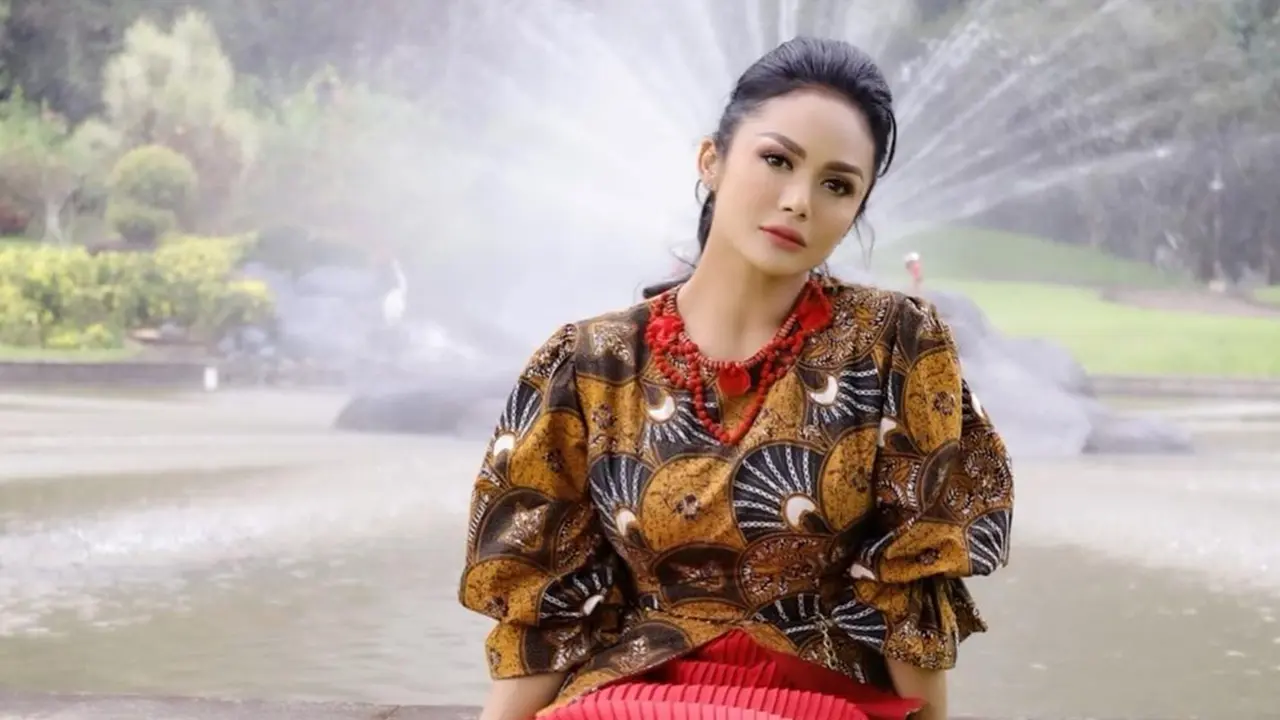 FOTO: Gaya Krisdayanti saat Menggunakan Batik, Tampil Menawan