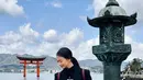 Berbeda dengan gaya Yuki Kato saat berada di Jepang. Manisnya penampilan Yuki Kato memadukan sweater bercorak garis hitam-putih yang ditumpuknya dengan long coat hitam. [Foto: Instagram/yukikt]