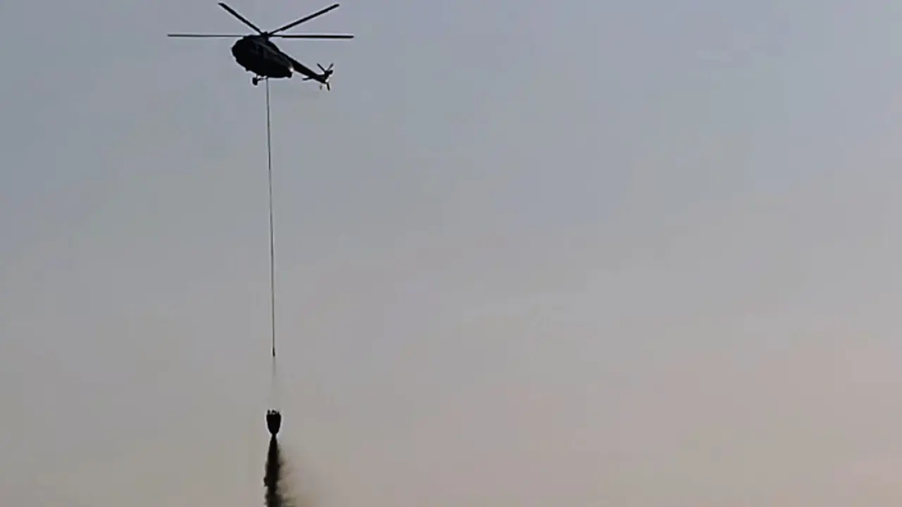Berulang Kali, Dua Helikopter Water Bombing BNPB Guyurkan 4.000 Liter Air untuk Padamkan Api di TPA Jatiwaringin