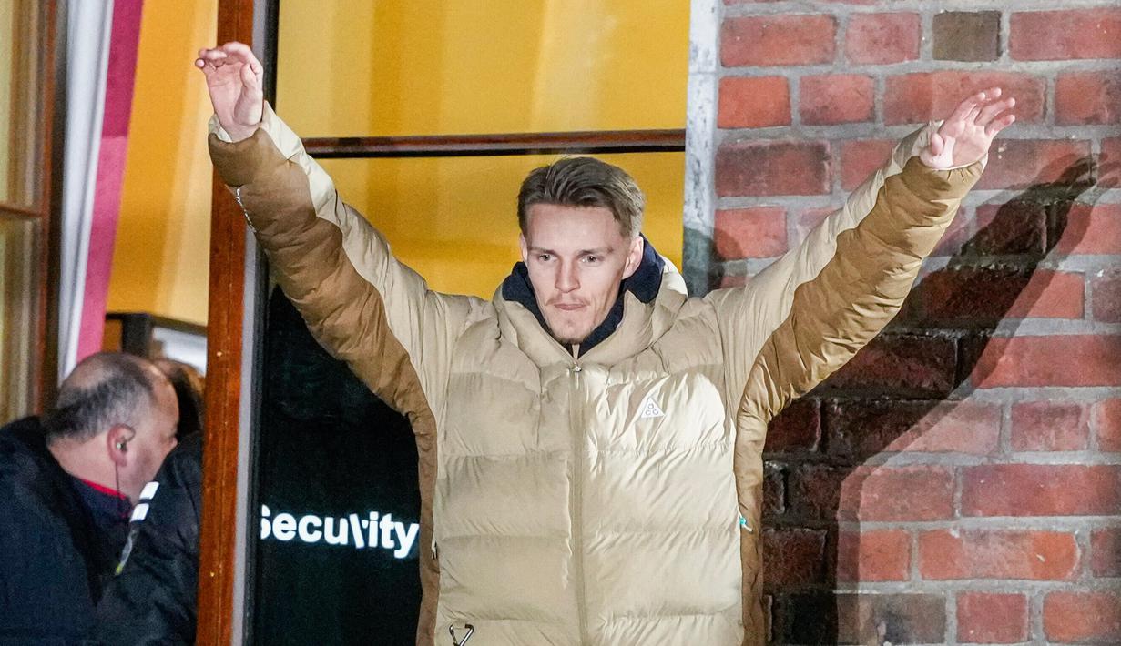 Martin odegaard menyapa suporter yang menyambut mereka di depan balai kota Oslo, Norwegia. (Heiko Junge/NTB via AP)