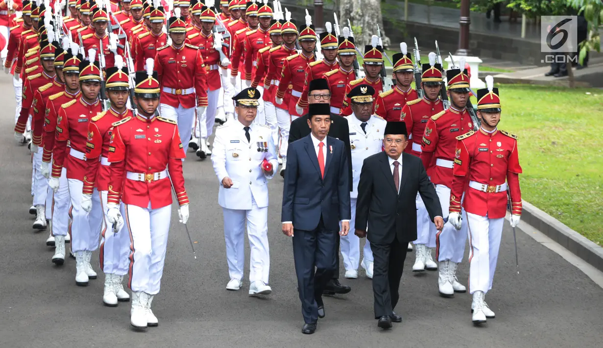 Presiden Joko Widodo atau Jokowi bersama Wakil Presiden Jusuf Kalla berjalan untuk melantik Rohidin Mersyah sebagai Gubernur Bengkulu dan Wan Thamrin Hasyim sebagai Gubernur Riau di Istana Negara, Jakarta Pusat, Senin (10/12). (Liputan6.com/Angga Yuniar)