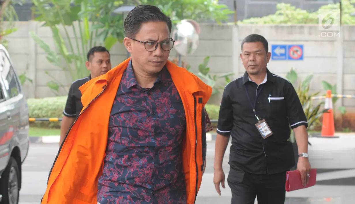 Mantan anggota DPRD Kota Malang, Harun Prasojo tiba untuk menjalani pemeriksaan di Gedung KPK, Jakarta, Senin (12/11). Harun dan dua anggota DPRD Malang kembali diperiksa atas kasus dugaan suap pembahasan APBD-P Tahun  2015. (Merdeka.com/Dwi Narwoko)