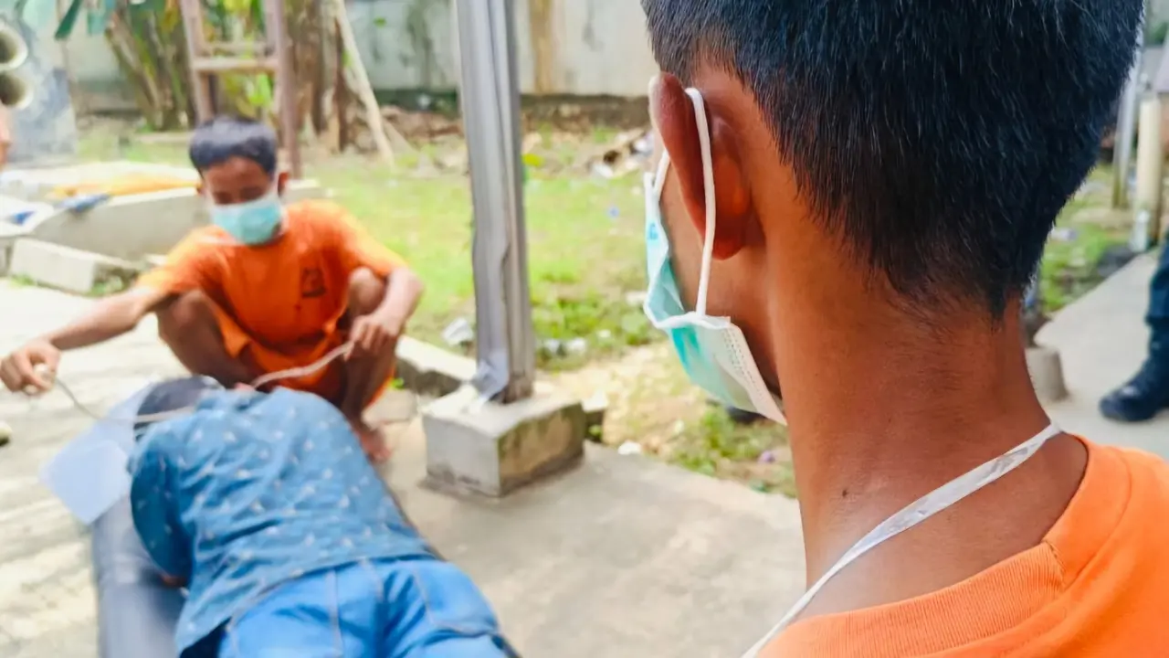 Kedua tersangka saat menjalani rekonstruksi pembunuhan. Foto : (Istimewa).