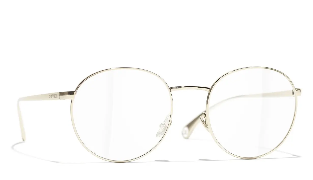 Sedangkan desainnya tersedia dalam 3 ukuran berbeda untuk memenuhi semua bentuk wajah dan gaya. Koleksi eyewear terbaru dari Chanel ini telah tersedia di butik sejak Maret dan April untuk bingkai yang bisa dihias dengan pernak-pernik. Foto: Document/Chanel.