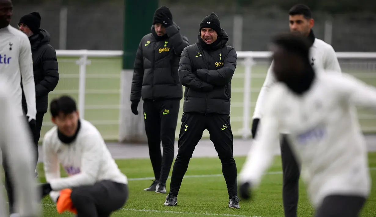 Pelatih Tottenham Hotspur, Antonio Conte menyaksikan pemainnya berlatih selama sesi latihan di Tottenham Hotspur Football Club Training Ground, di Enfield, utara London pada 7 Maret 2023. Sama seperti leg pertama, Tottenham masih takkan diperkuat sang kiper utama Hugo Lloris yang cedera. Sementara itu, gawang Milan sudah kembali dikawal Mike Maignan. (AFP/Daniel Leal)